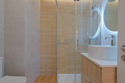 Apartamento T2 remodelado com arrecadação em Carcavelos