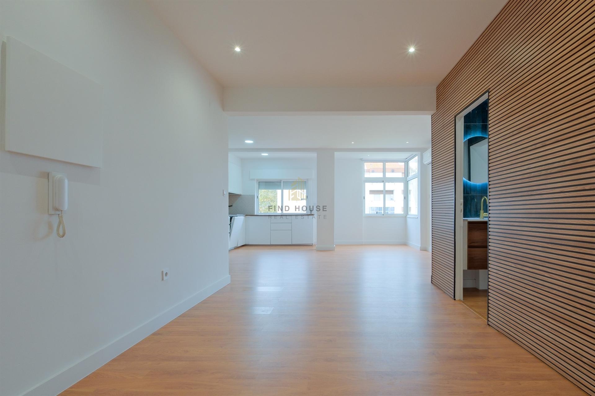 Apartamento T3 totalmente remodelado no centro do Montijo