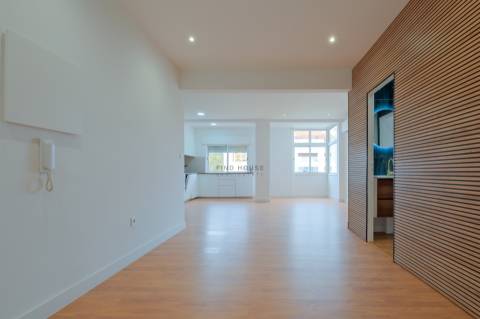 Apartamento T3 totalmente remodelado no centro do Montijo