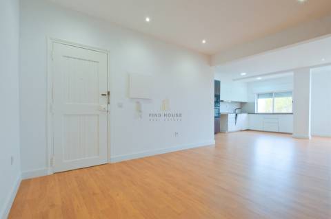 Apartamento T3 totalmente remodelado no centro do Montijo