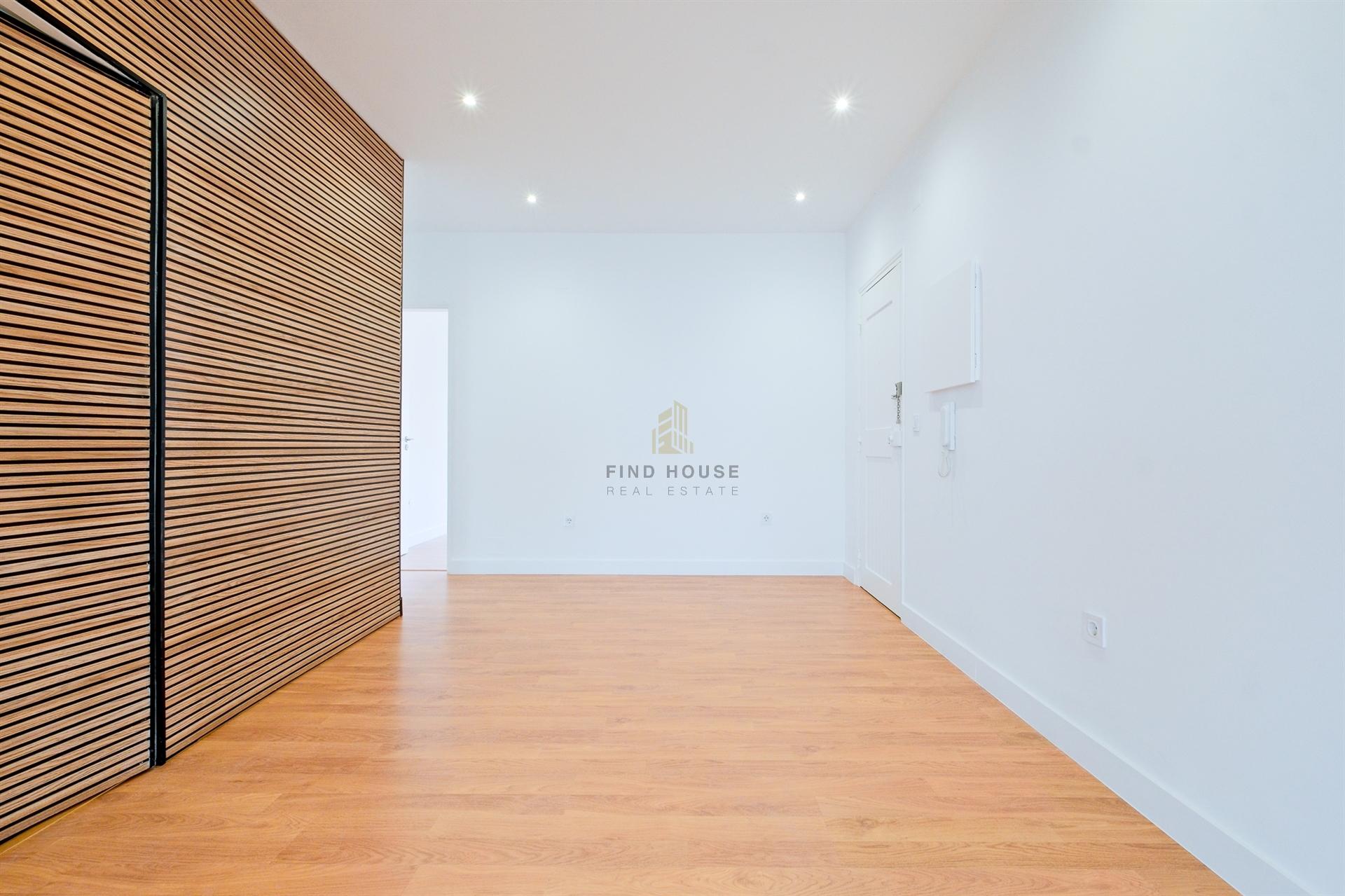 Apartamento T3 totalmente remodelado no centro do Montijo