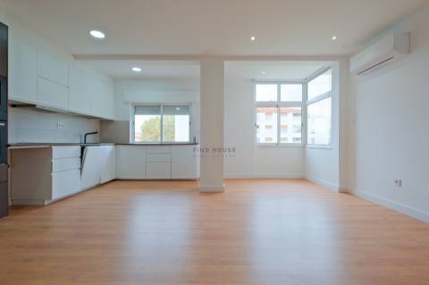 Apartamento T3 totalmente remodelado no centro do Montijo