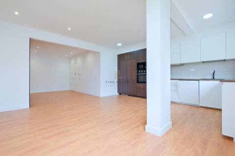 Apartamento T3 totalmente remodelado no centro do Montijo