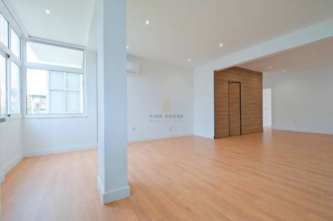 Apartamento T3 totalmente remodelado no centro do Montijo