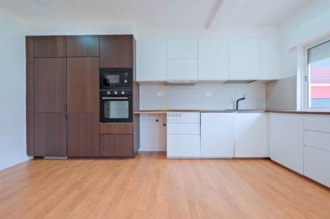 Apartamento T3 totalmente remodelado no centro do Montijo