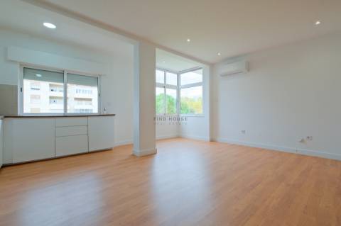 Apartamento T3 totalmente remodelado no centro do Montijo