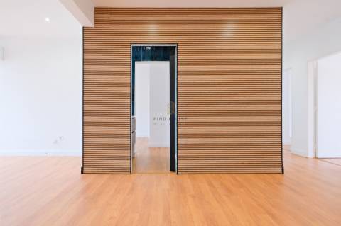 Apartamento T3 totalmente remodelado no centro do Montijo