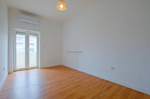 Apartamento T3 totalmente remodelado no centro do Montijo