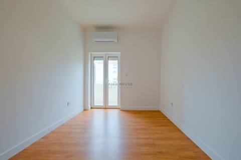 Apartamento T3 totalmente remodelado no centro do Montijo