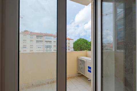 Apartamento T3 totalmente remodelado no centro do Montijo