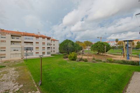 Apartamento T3 totalmente remodelado no centro do Montijo