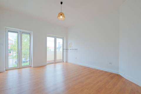 Apartamento T3 totalmente remodelado no centro do Montijo