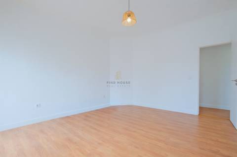 Apartamento T3 totalmente remodelado no centro do Montijo