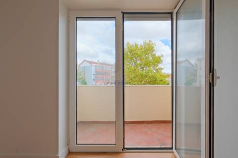 Apartamento T3 totalmente remodelado no centro do Montijo