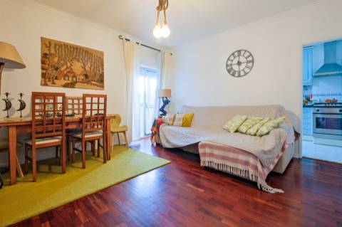 Apartamento T2 na Av. dos Bons Amigos em Agualva-Cacém