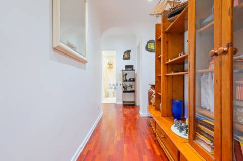 Apartamento T2 na Av. dos Bons Amigos em Agualva-Cacém