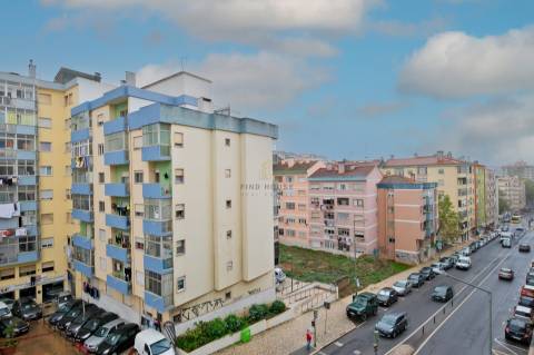 Apartamento T2 na Av. dos Bons Amigos em Agualva-Cacém