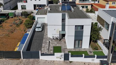 Vende-se Moradia T4 isolada com garagem box em Polima, São Domingos de Rana