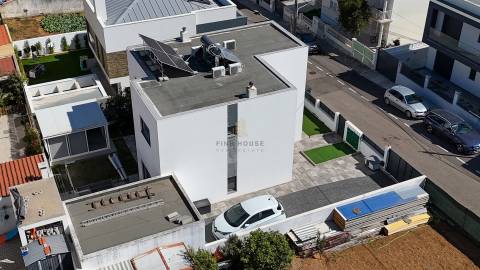 Vende-se Moradia T4 isolada com garagem box em Polima, São Domingos de Rana