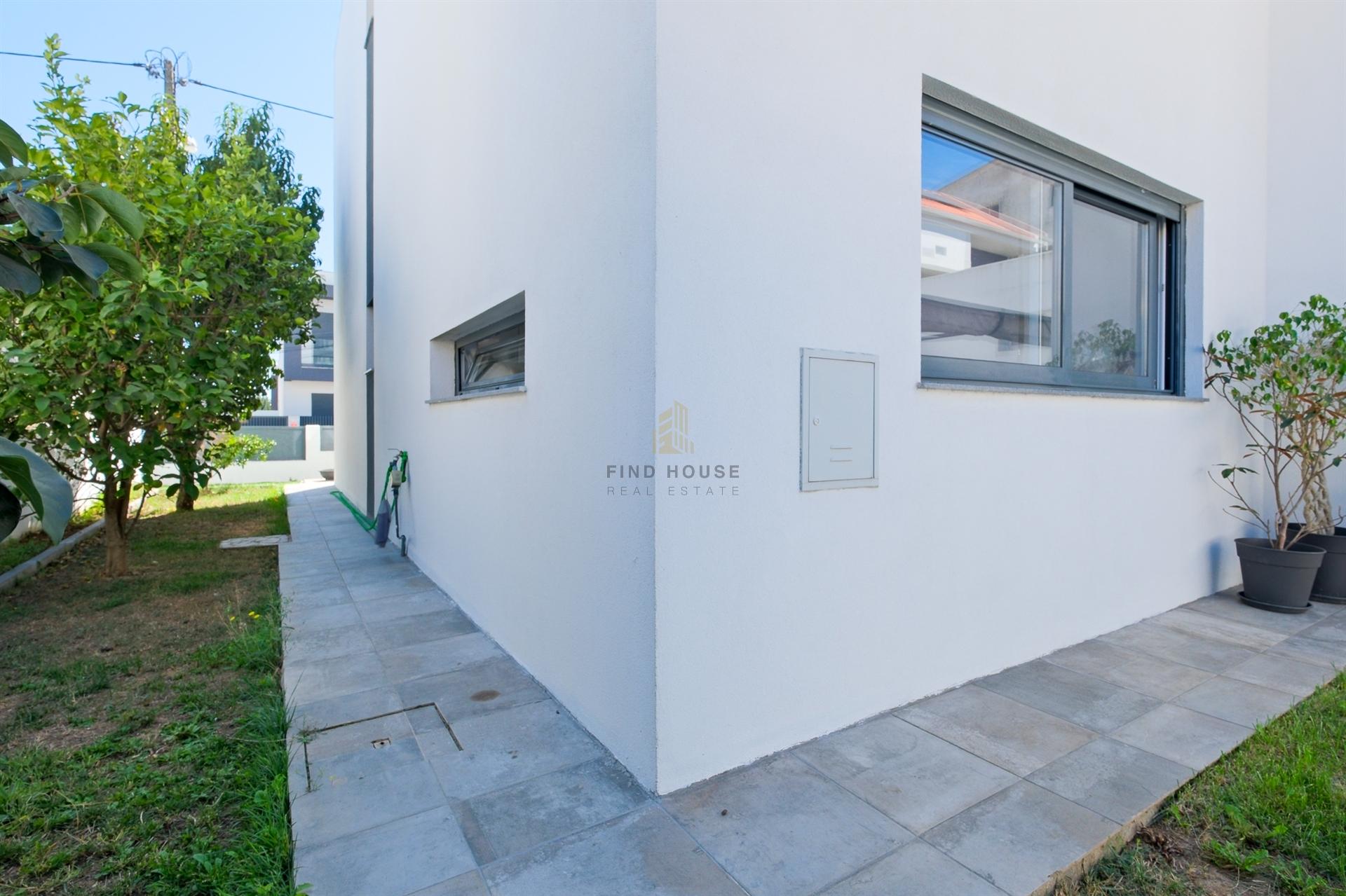 Vende-se Moradia T4 isolada com garagem box em Polima, São Domingos de Rana