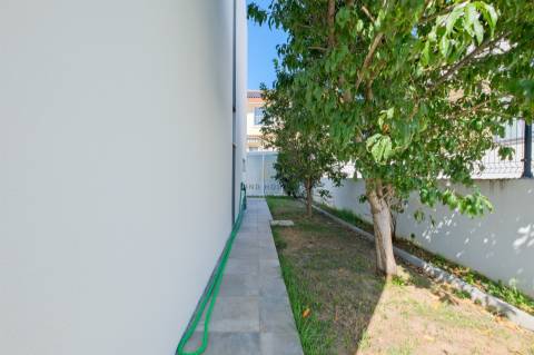 Vende-se Moradia T4 isolada com garagem box em Polima, São Domingos de Rana