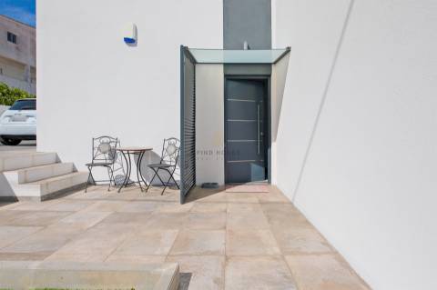 Vende-se Moradia T4 isolada com garagem box em Polima, São Domingos de Rana