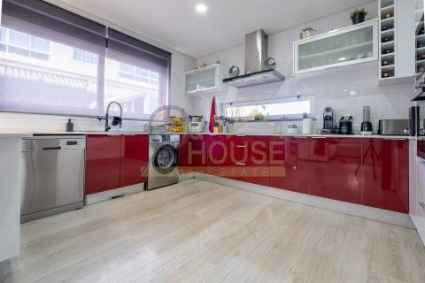 Vende-se Moradia T4 isolada com garagem box em Polima, São Domingos de Rana