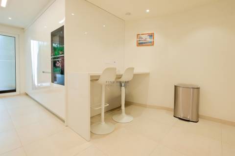 Apartamento T3 em condomínio privado, com terraços e garagem, no Príncipe Real