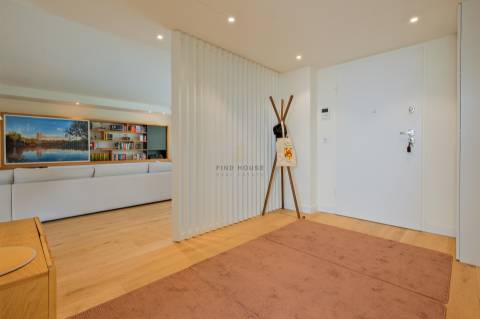 Apartamento T3 em condomínio privado, com terraços e garagem, no Príncipe Real