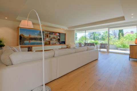 Apartamento T3 em condomínio privado, com terraços e garagem, no Príncipe Real