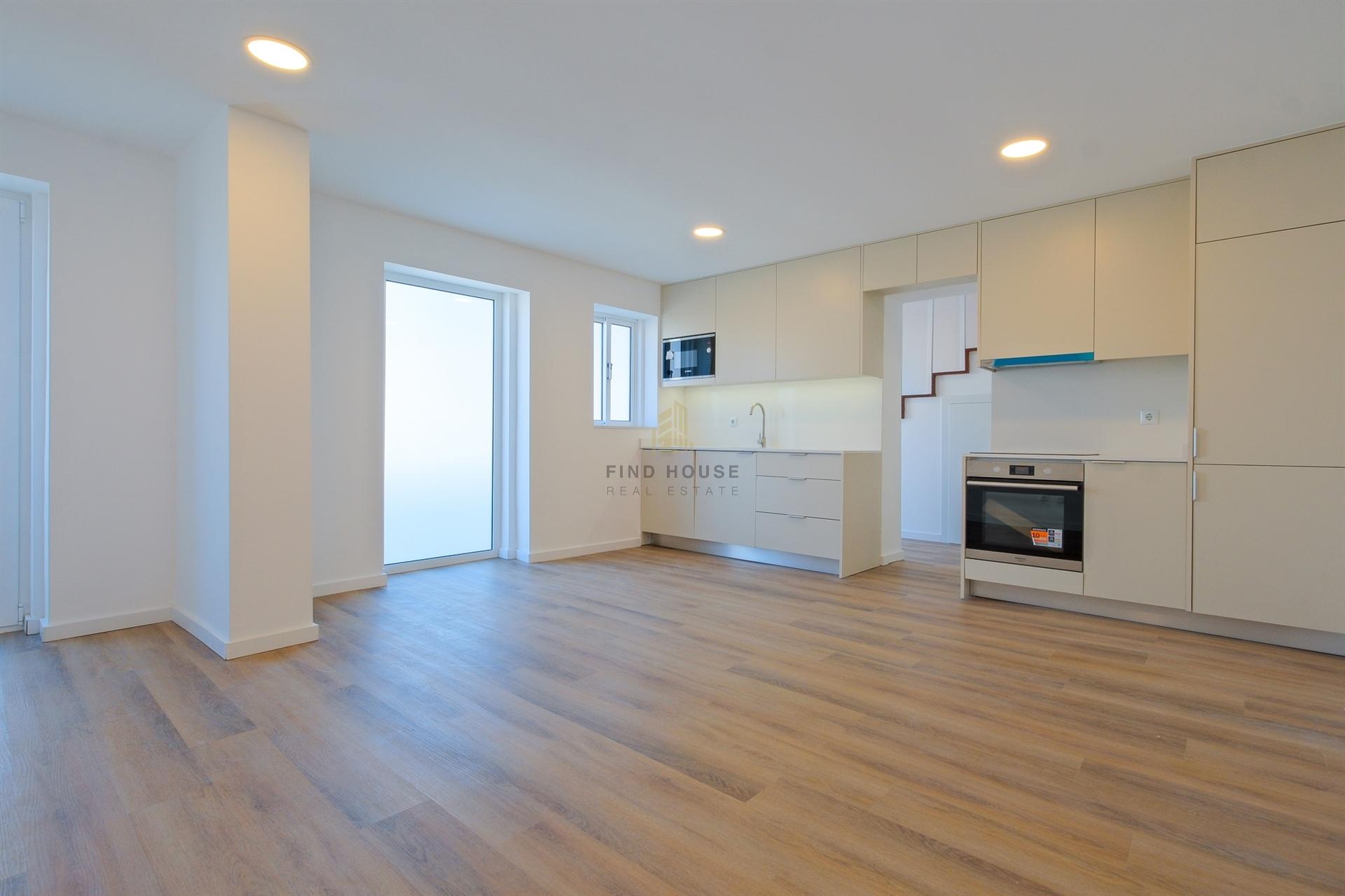 Moradia T2 totalmente remodelada na Estrada da Circunvalação, Porto