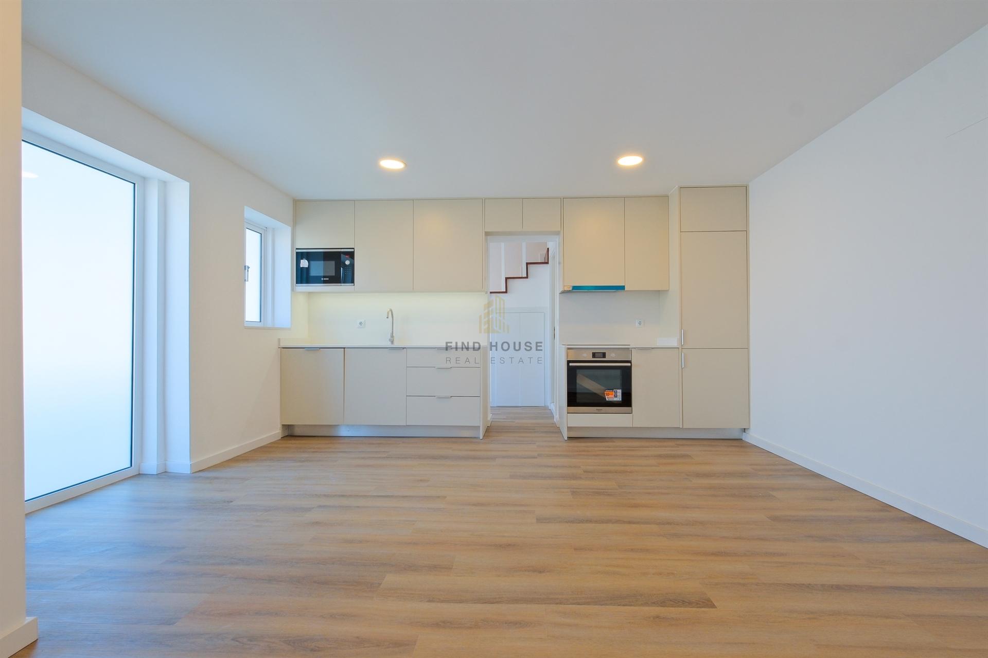 Moradia T2 totalmente remodelada na Estrada da Circunvalação, Porto