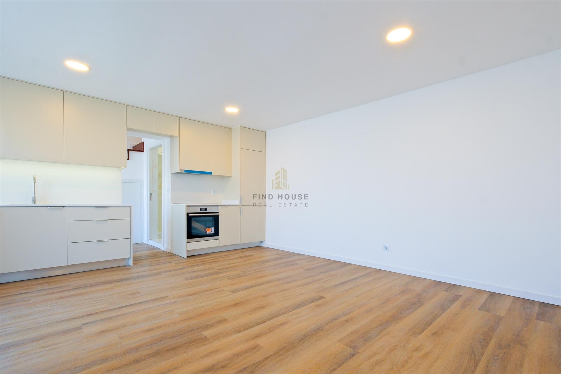 Moradia T2 totalmente remodelada na Estrada da Circunvalação, Porto