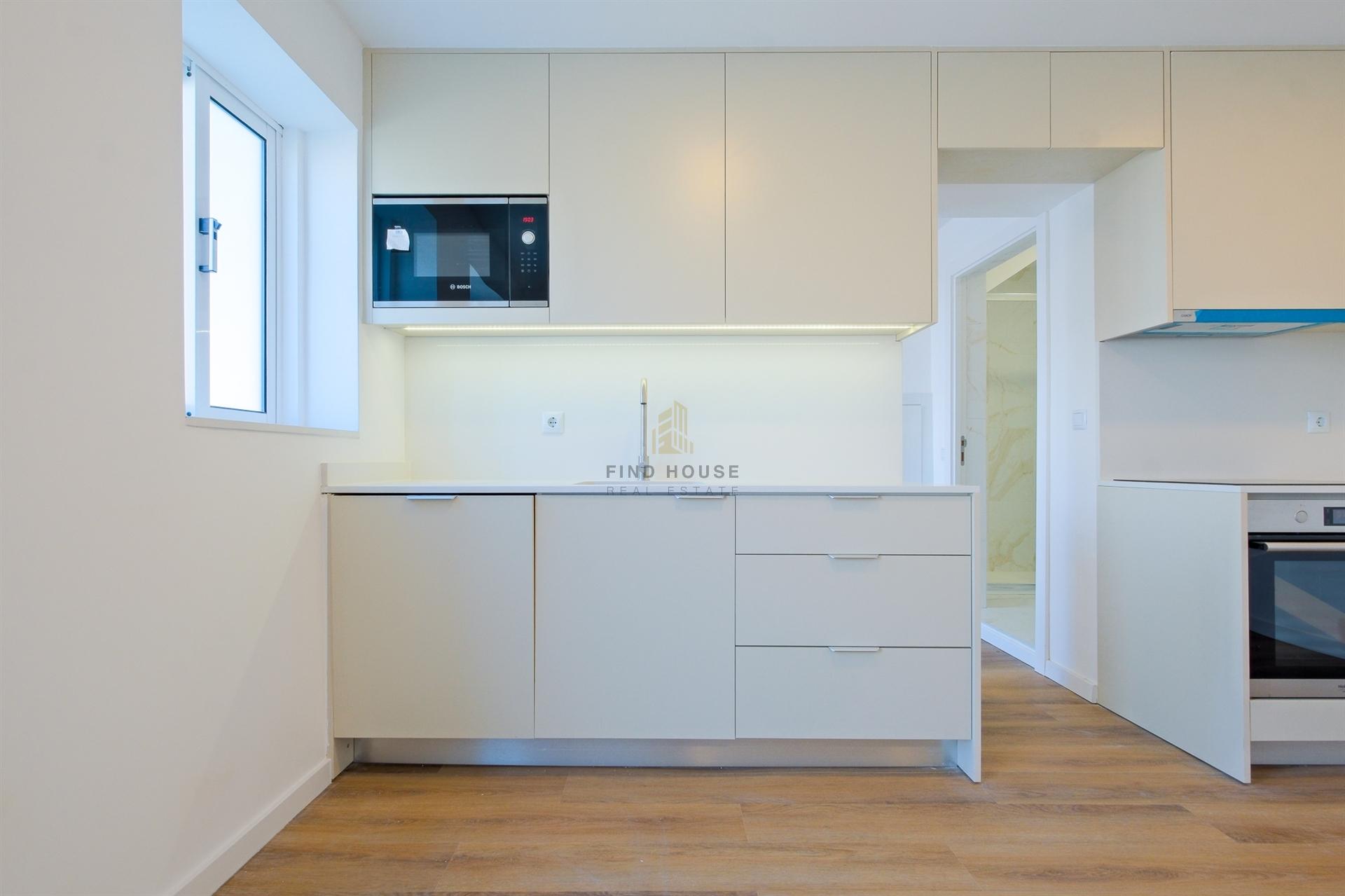 Moradia T2 totalmente remodelada na Estrada da Circunvalação, Porto