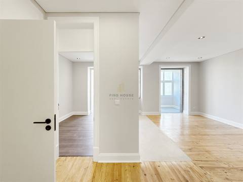 Apartamento T3 com 2 Suites, totalmente remodelado na Av. Almirante Reis, Lisboa