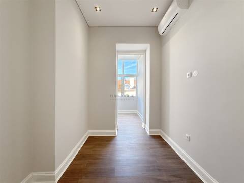 Apartamento T3 com 2 Suites, totalmente remodelado na Av. Almirante Reis, Lisboa