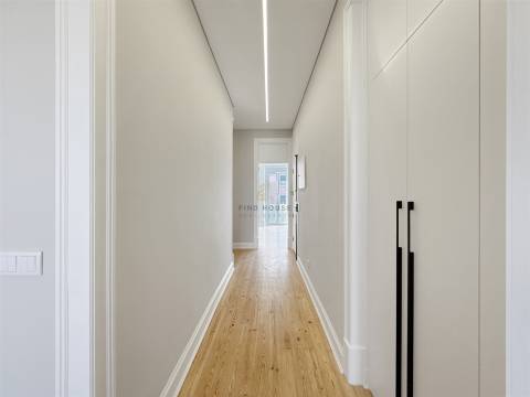 Apartamento T3 com 2 Suites, totalmente remodelado na Av. Almirante Reis, Lisboa