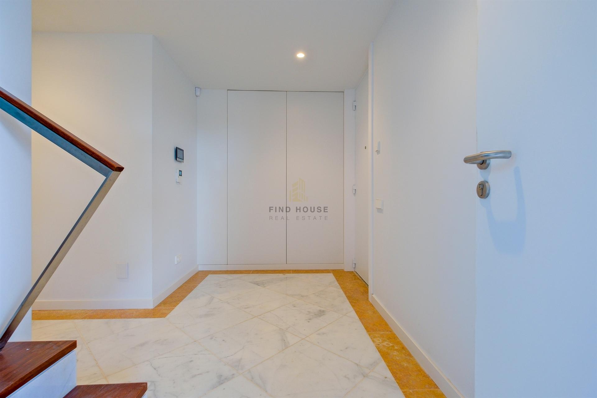 Moradia T3 com elevador privativo, garagem box e logradouro no centro de Ramalde, Porto