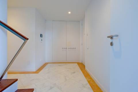 Moradia T3 com elevador privativo, garagem box e logradouro no centro de Ramalde, Porto