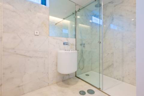 Moradia T3 com elevador privativo, garagem box e logradouro no centro de Ramalde, Porto