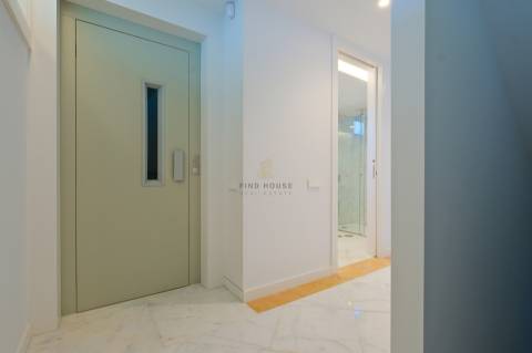 Moradia T3 com elevador privativo, garagem box e logradouro no centro de Ramalde, Porto