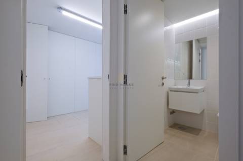 Moradia T3 com elevador privativo, garagem box e logradouro no centro de Ramalde, Porto