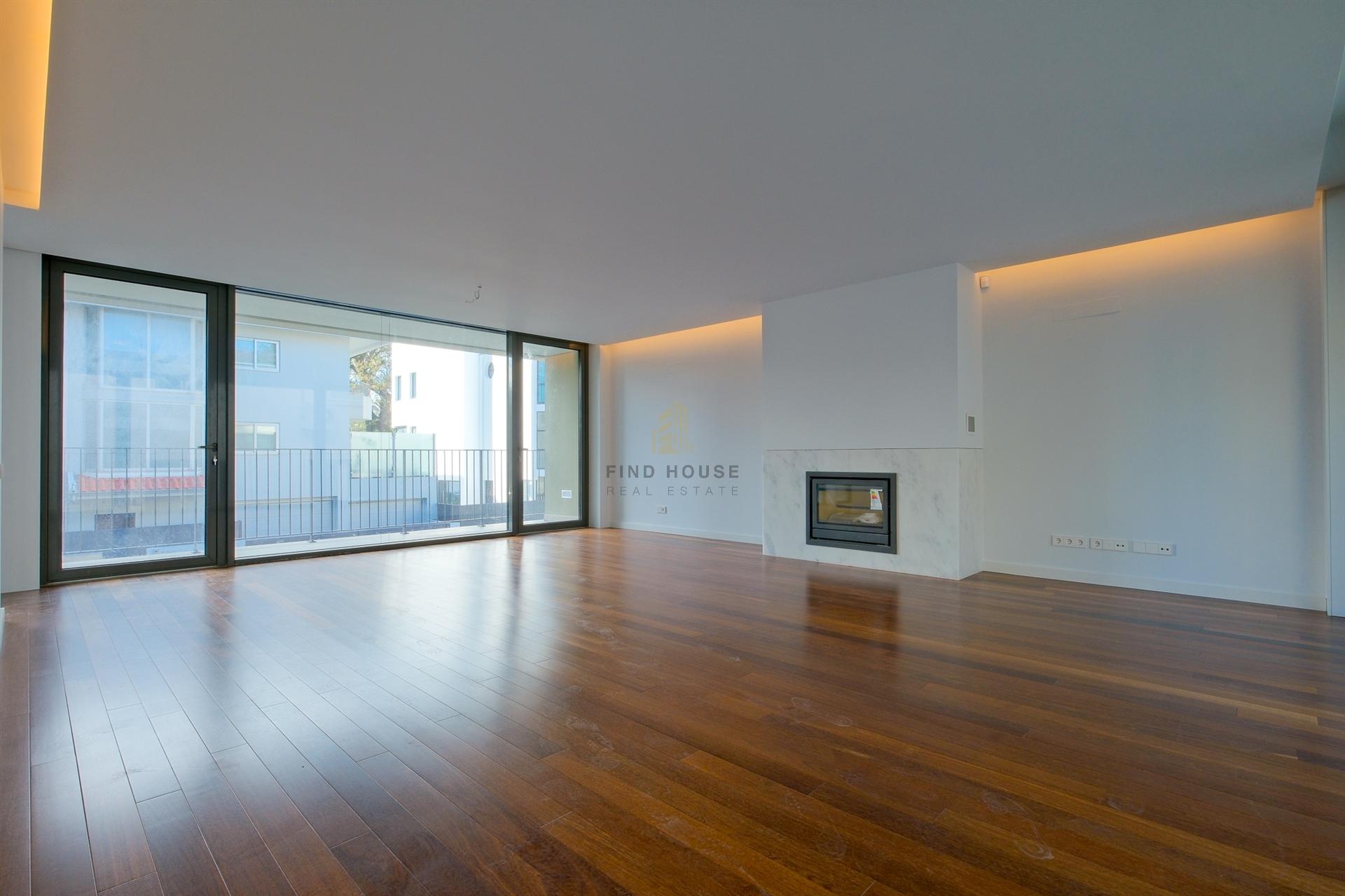 Moradia T3 com elevador privativo, garagem box e logradouro no centro de Ramalde, Porto