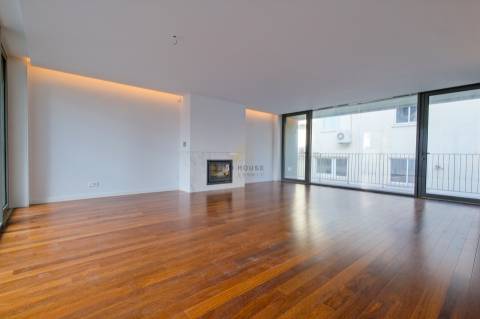 Moradia T3 com elevador privativo, garagem box e logradouro no centro de Ramalde, Porto