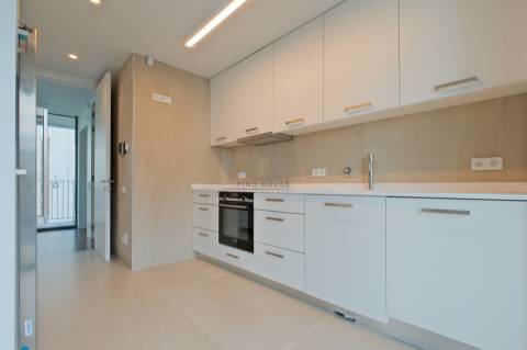 Moradia T3 com elevador privativo, garagem box e logradouro no centro de Ramalde, Porto