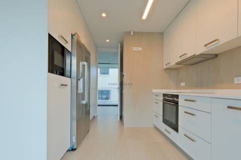 Moradia T3 com elevador privativo, garagem box e logradouro no centro de Ramalde, Porto