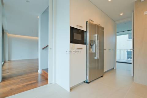 Moradia T3 com elevador privativo, garagem box e logradouro no centro de Ramalde, Porto