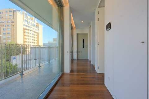 Moradia T3 com elevador privativo, garagem box e logradouro no centro de Ramalde, Porto