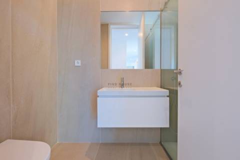 Moradia T3 com elevador privativo, garagem box e logradouro no centro de Ramalde, Porto