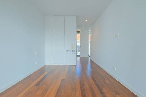 Moradia T3 com elevador privativo, garagem box e logradouro no centro de Ramalde, Porto